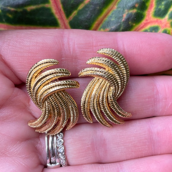 SOLD ⭐️ Vintage Monet 1980 14K GP Earrings - Picture 7 of 9